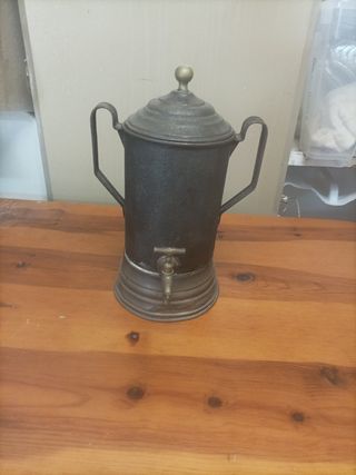 Tetera antigua de bronce