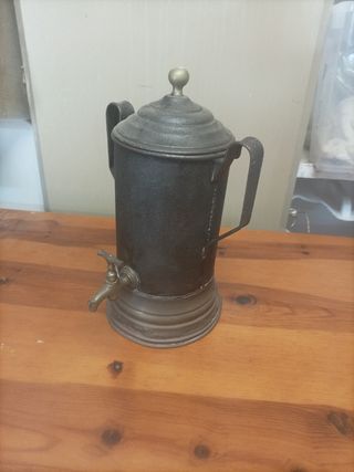 Tetera antigua de bronce