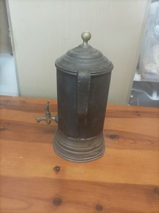 Tetera antigua de bronce