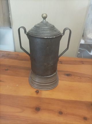 Tetera antigua de bronce