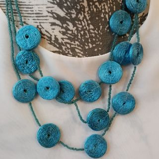 Collana con perline e dischetti in filo