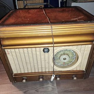 Hola vendo radio de madera antigua