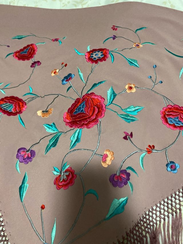 Manton de flamenca bordado