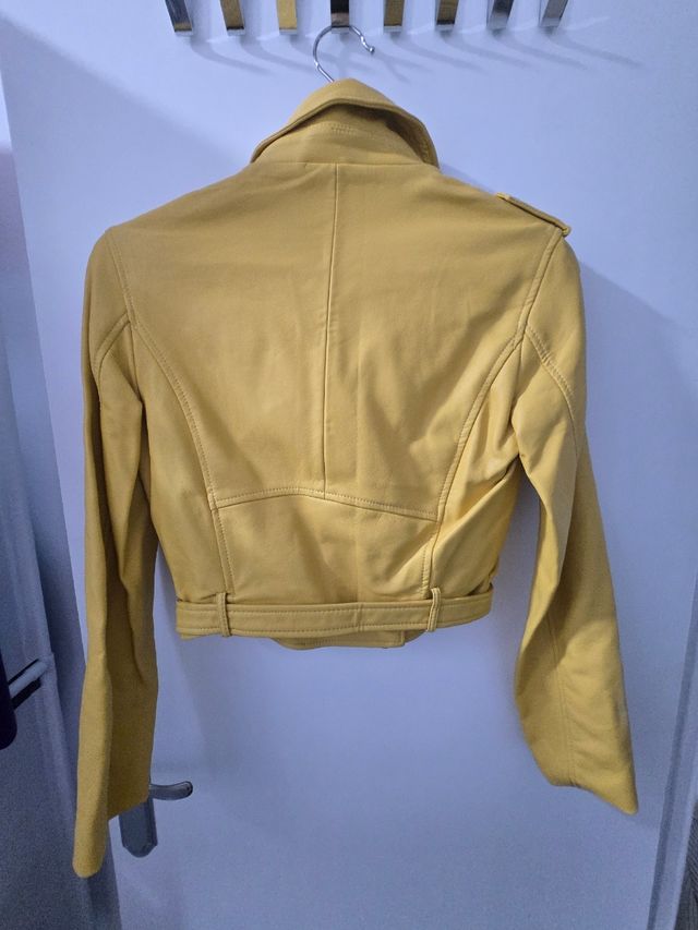Chaqueta polipiel bershka amarilla