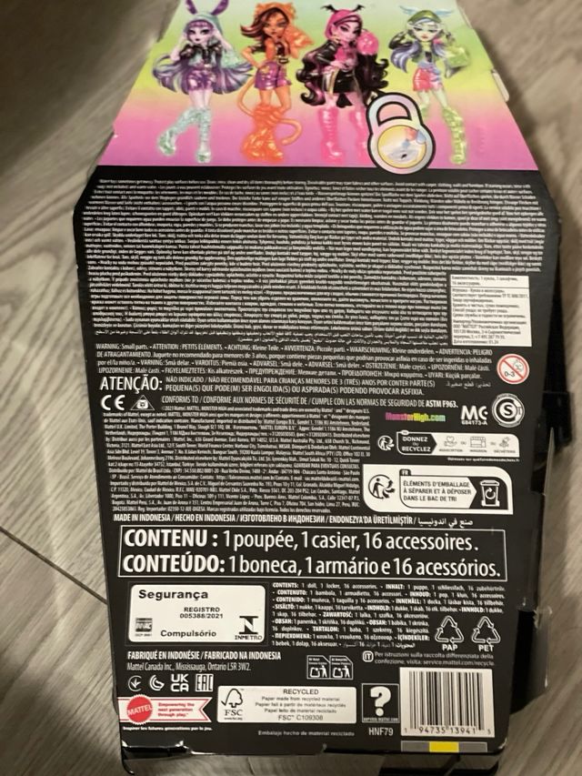 muñeca monster high con armario en forma de tumba