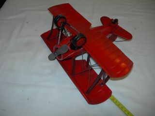 Pequeno avião de chapa. Asa dupla.