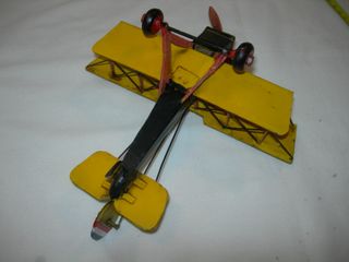 Pequeno avião de chapa. Asa dupla.