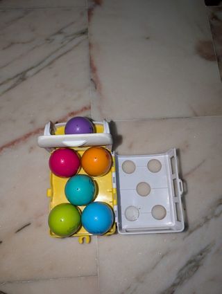 Furgoneta huevos juguete.