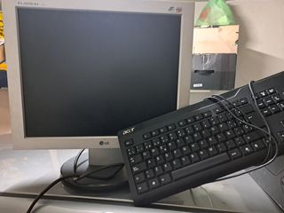 Ordenador, pantalla y teclado