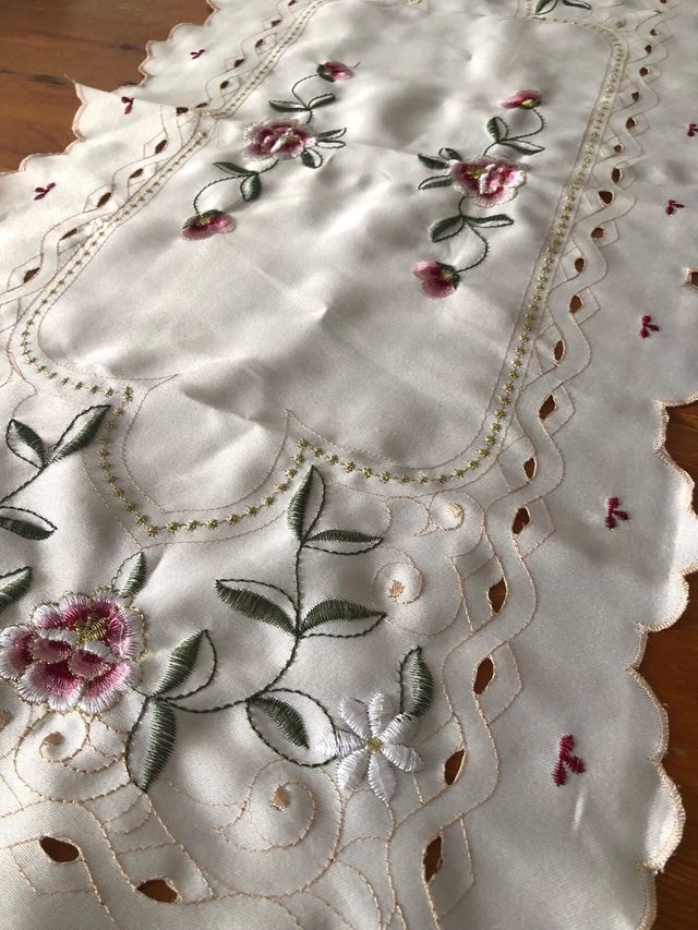 Camino de mesa bordado.