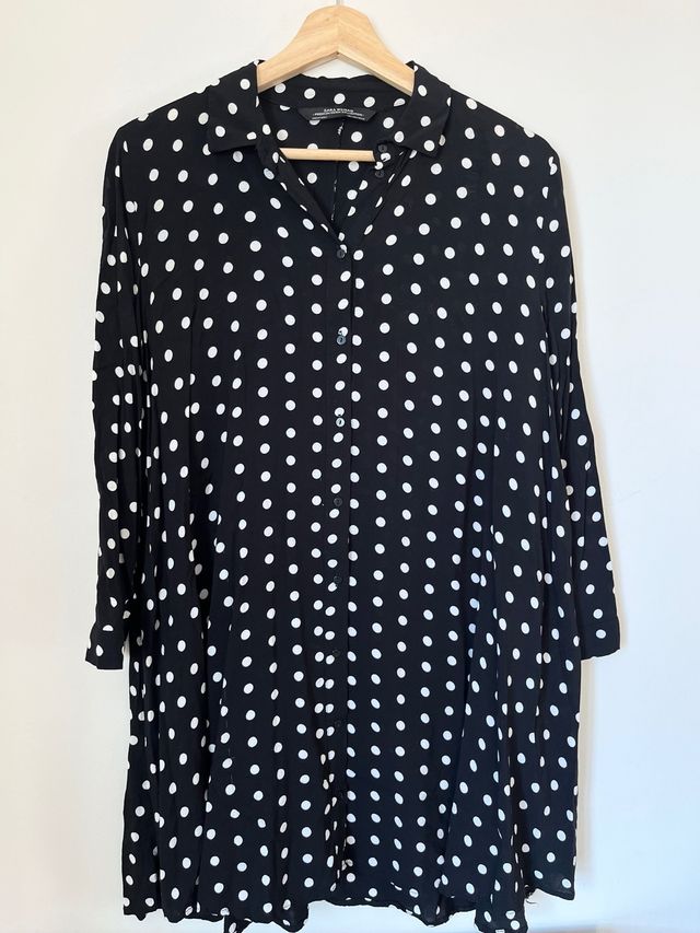 Vestido camisero de lunares de Zara