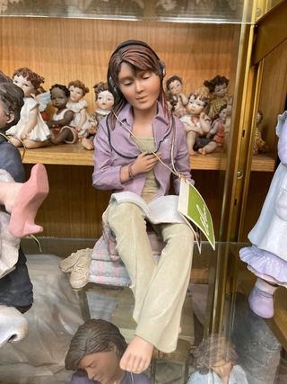 Figura marca Elisa: chica con cascos