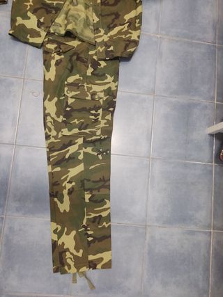 Traje militar mimeta boscoso