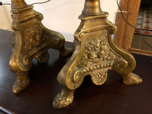 Candelabros gemelos de fusión de metal