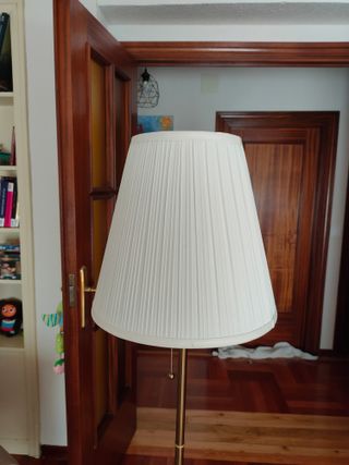 Ikea ÅRSTID Lámpara de pie, latón/blanco