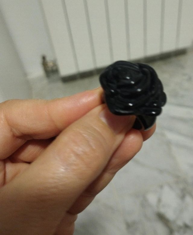 Anillo negro de plástico.
