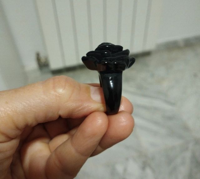Anillo negro de plástico.