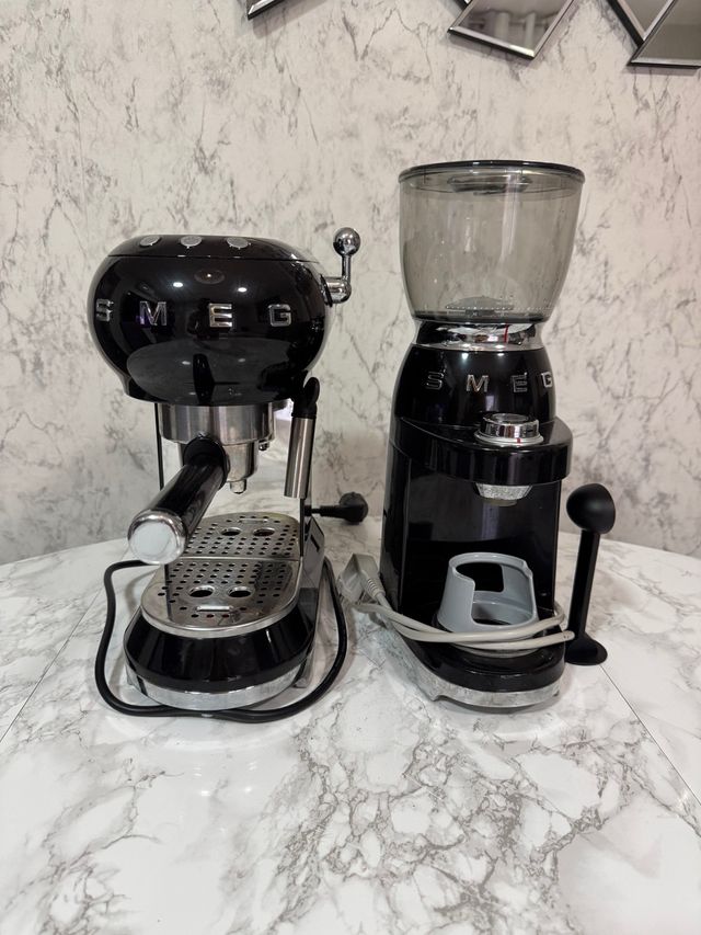 Máquina de café e moedor de café