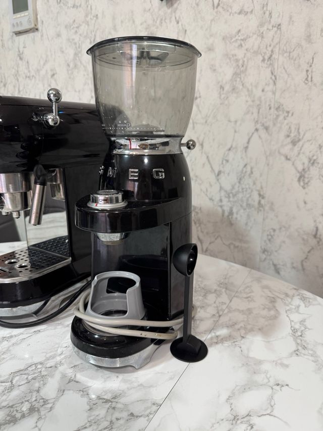 Máquina de café e moedor de café