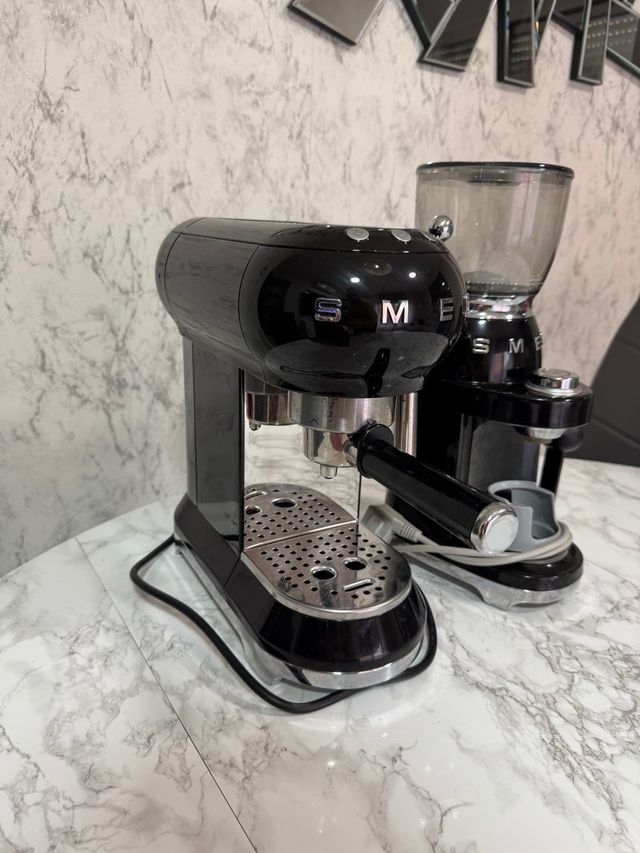 Máquina de café e moedor de café