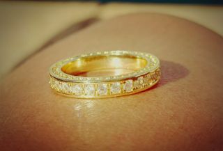 Anillo laminado en oro de 18k