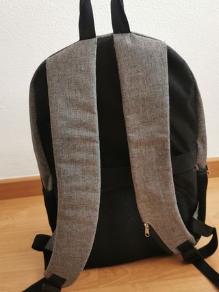 Mochila grande gris con carga portable USB