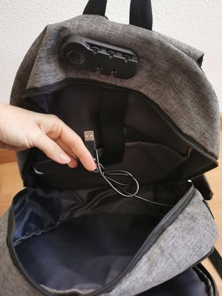 Mochila grande gris con carga portable USB