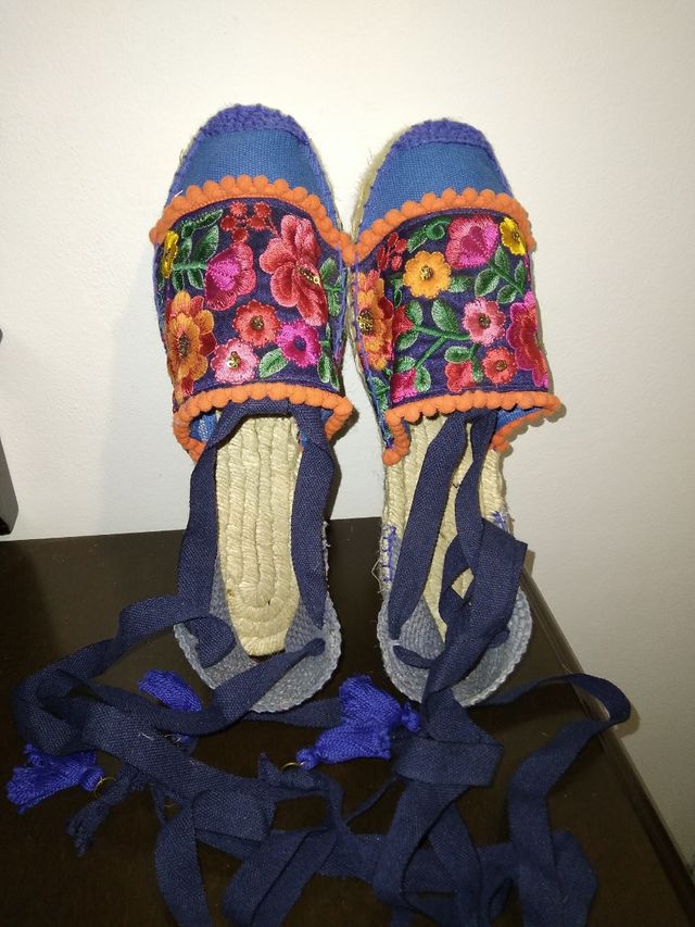 Alpargatas azules con flores bordadas. 38