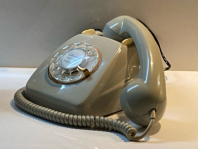 Teléfono antiguo gris cable negro