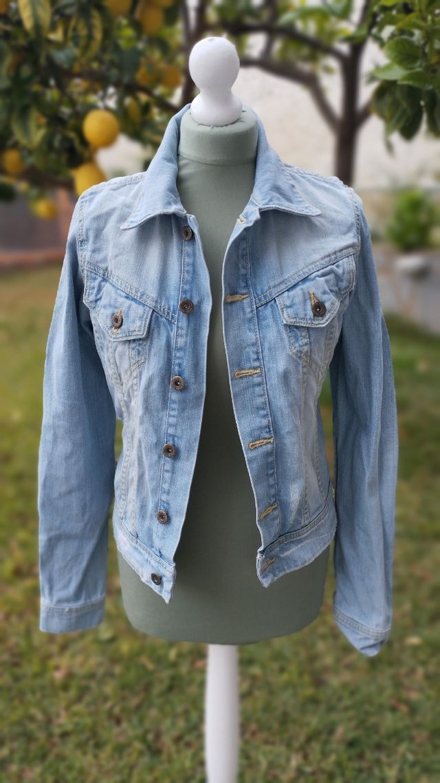 Giacca in denim riciclato fatta a mano 