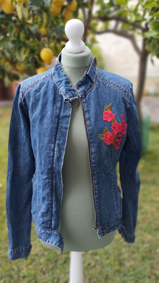 Giacca in denim riciclato fatta a mano 