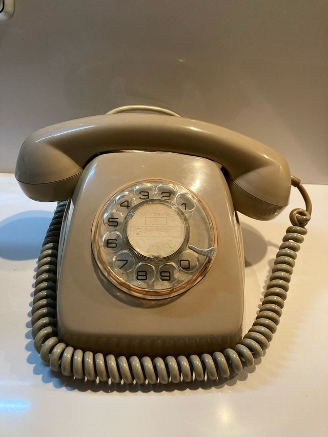 Teléfono antiguo beige de sobremesa cable beige