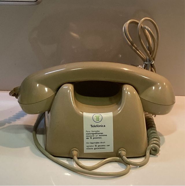 Teléfono antiguo beige de sobremesa cable beige