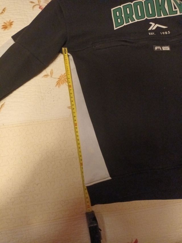 Sudadera negra de niño.