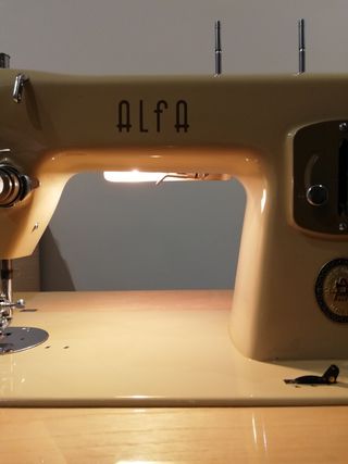 MAQUINA DE COSER ALFA