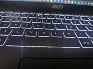 Ordenador portatil MSI y monitor 27"