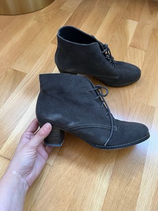 Botines grises de serraje
