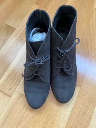 Botines grises de serraje