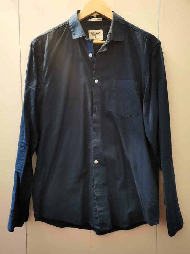 Camisa azul petróleo para homem