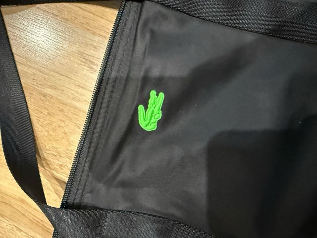 Bolso shopping negro lacoste
