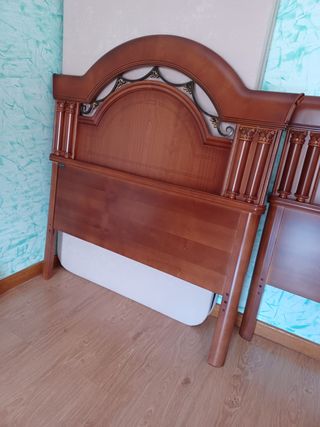 Dos camas de 90 madera con mesitas