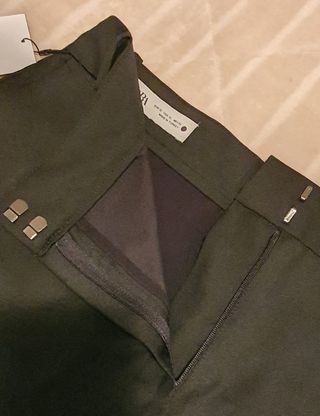 Falda negra de Zara.