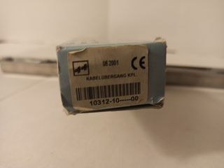 Pasacables de puerta.