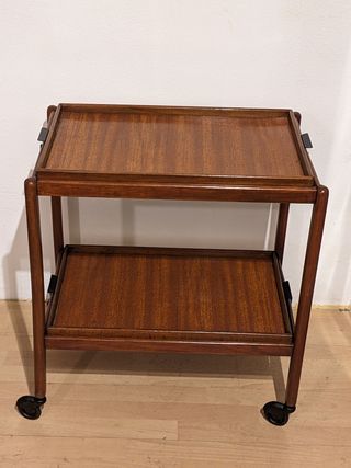 Carrito bebidas comida. Mesa camarera