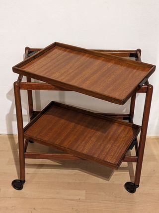 Carrito bebidas comida. Mesa camarera