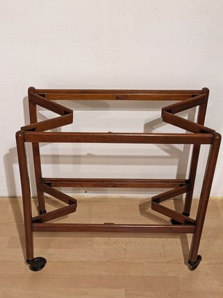 Carrito bebidas comida. Mesa camarera