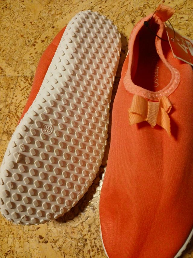 Zapatillas tipo piscina.