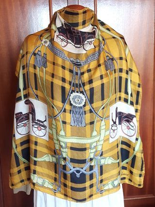 Pañuelo seda azul marino y dorado con carruajes