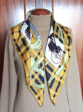 Pañuelo seda azul marino y dorado con carruajes