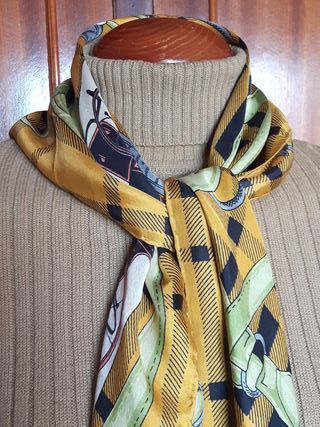 Pañuelo seda azul marino y dorado con carruajes